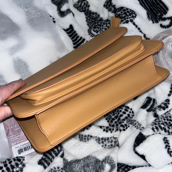 Pixie Mood Zoe Crossbody Bag Purse in Honey and a FREE flower keychain - Picture 11 of 14